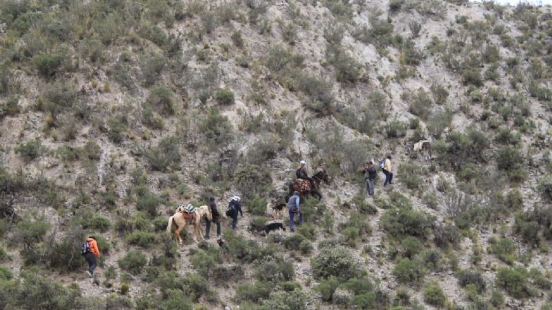 A lomo de burro, intendenta visitó a pobladores de la precordillera