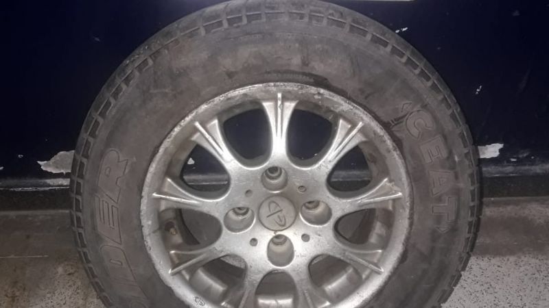 Ladrón escapó y dejó abandonada una rueda de auxilio robada