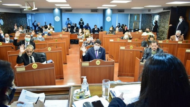 En una tensa sesión, Diputados ratificó los decretos del Ejecutivo