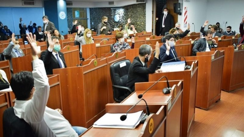 En una tensa sesión, Diputados ratificó los decretos del Ejecutivo