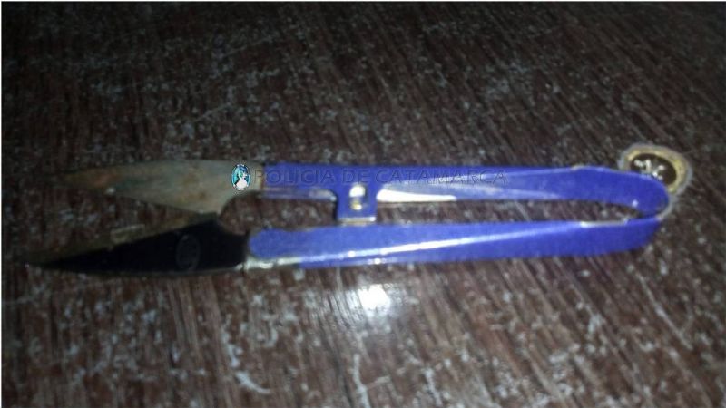 Un hombre le cortó el rostro a otro con una tijera de sastre