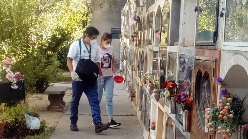 Con estrictas medidas, vuelven las visitas en los cementerios