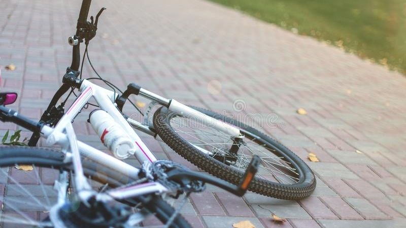 Una joven perdió el control y se cayó de la bicicleta