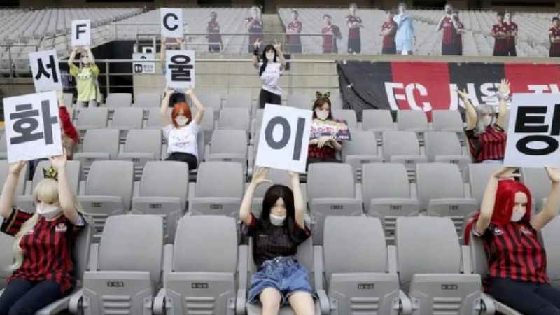 Millonaria multa para club que usó muñecas como público