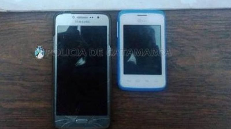 Tomaba con su amigo, y le robó el celular