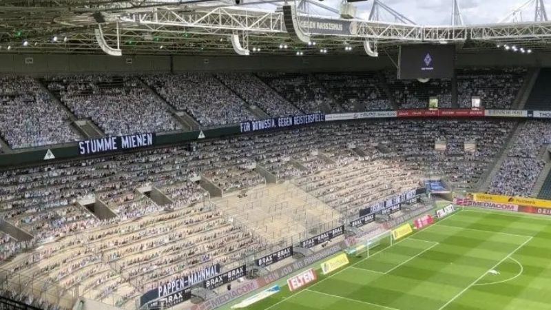 Alemanes pagan 19 euros por sus pancartas en los estadios