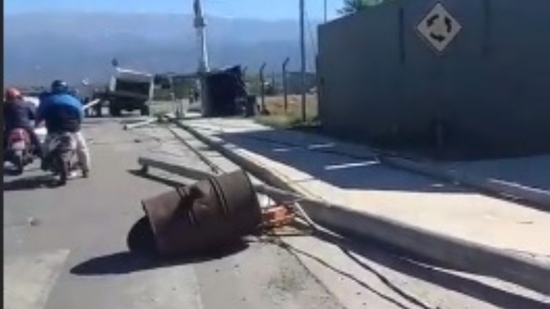 Camión derribó postes de luz