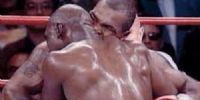 MEMORABLE fue el mordisco de Tyson a Holyfield, en la oreja, que significó su descalificción.