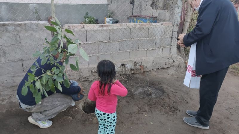 Entrega de plantas y bendición de casas en La Ribera