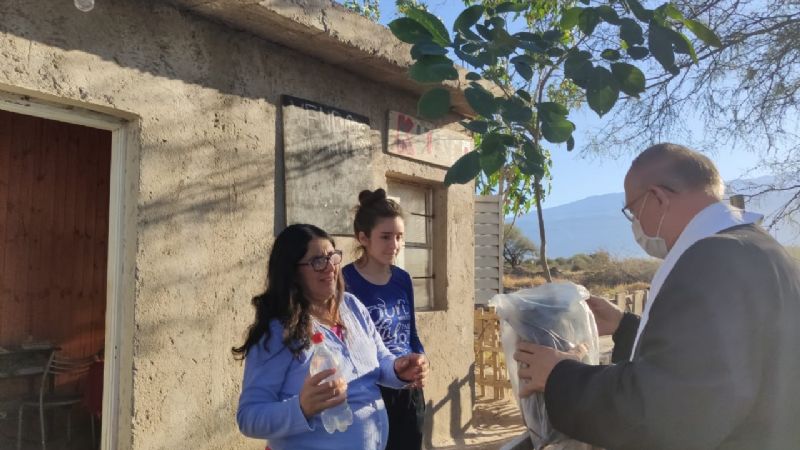 Entrega de plantas y bendición de casas en La Ribera
