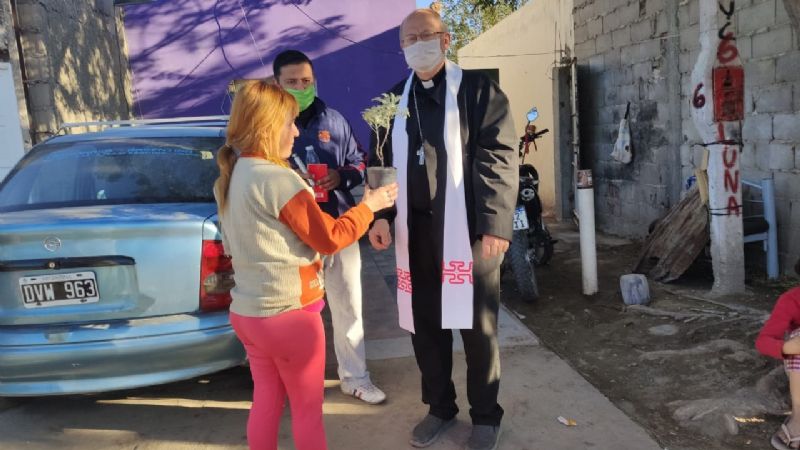 Entrega de plantas y bendición de casas en La Ribera