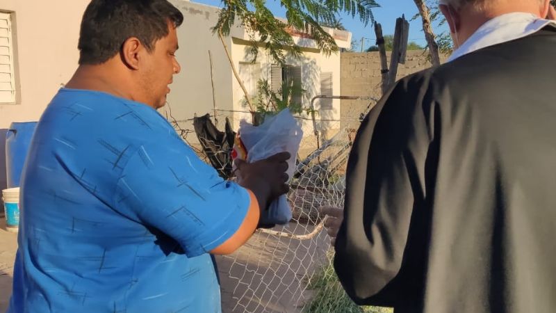 Entrega de plantas y bendición de casas en La Ribera