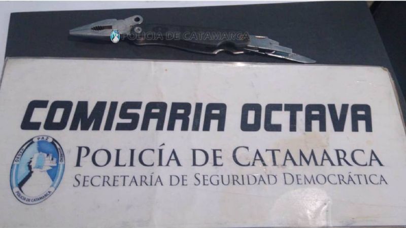 Joven se abalanzó sobre policías e intentó agredirlos con un cortapluma