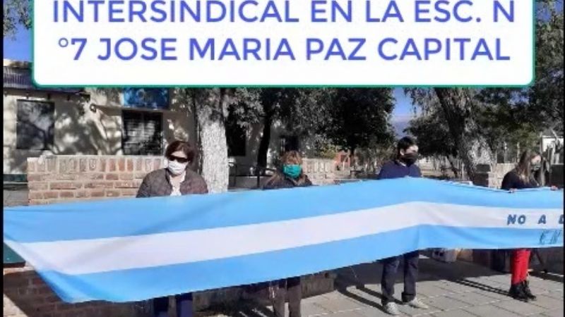 Docentes organizaron un banderazo en contra de la reforma del Estatuto