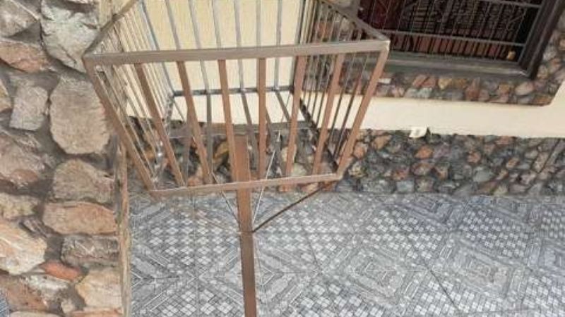 Detienen a un hombre cuando llevaba un basurero de hierro