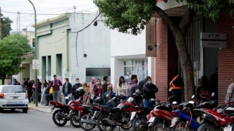 ¿Quiénes cobran hoy la jubilación y el IFE?