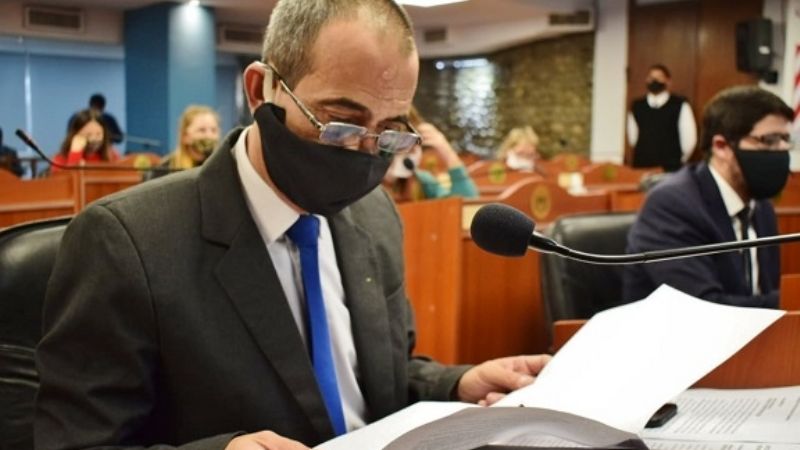 Barros criticó a Manzi por las medidas de Educación