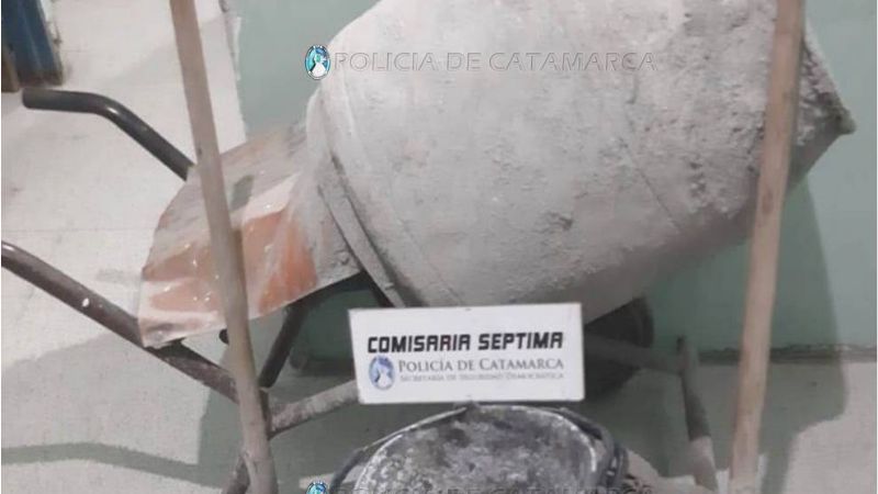 Llevaba en una moto una hormigonera, 12 baldes y dos palas