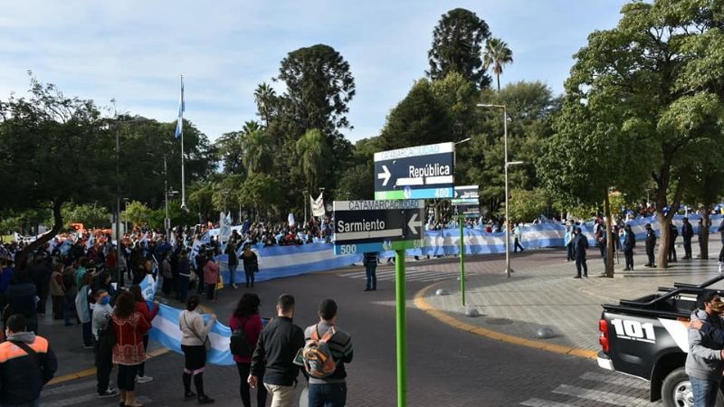 Masiva convocatoria al “banderazo docente”