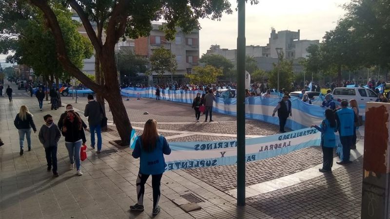 Masiva convocatoria al “banderazo docente”
