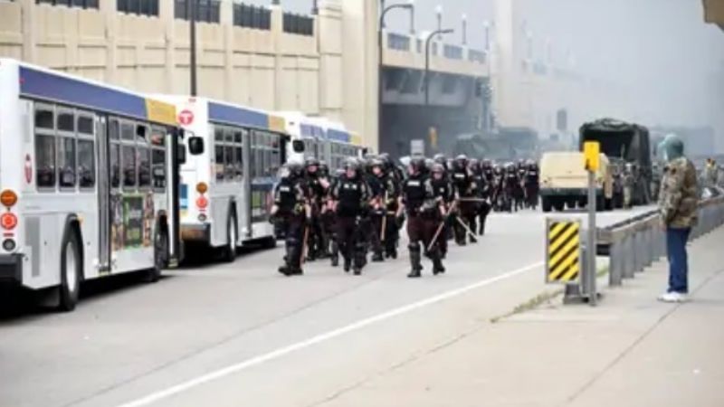 Arrestaron y acusaron de homicidio al policía de Minneapolis