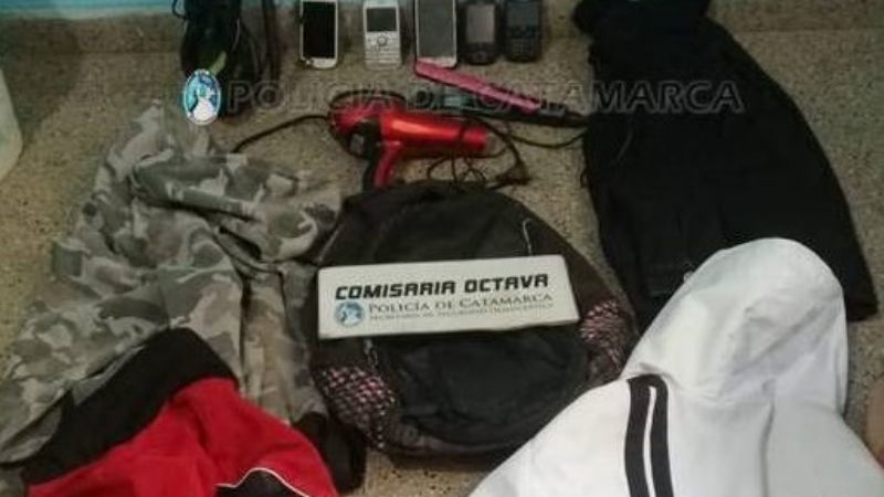 Robó, y su hija intentó impedir la detención