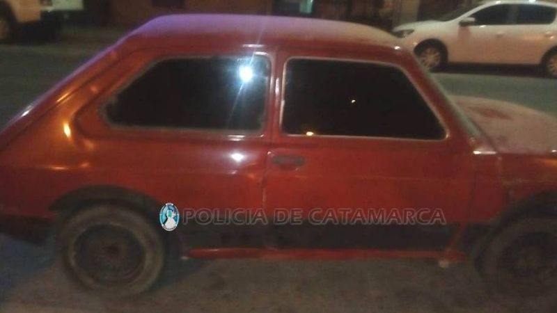 Encuentran un auto abandonado en Av. Alem