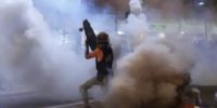 Un manifestante de Arizona protegiéndose de los gases lacrimógenos. 
