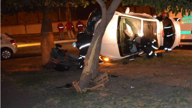 Tremendo vuelco en Av. Belgrano: rescataron al conductor
