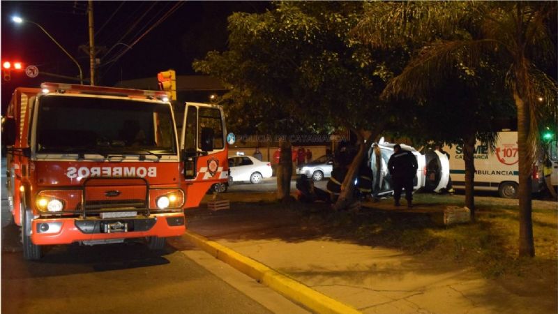 Tremendo vuelco en Av. Belgrano: rescataron al conductor