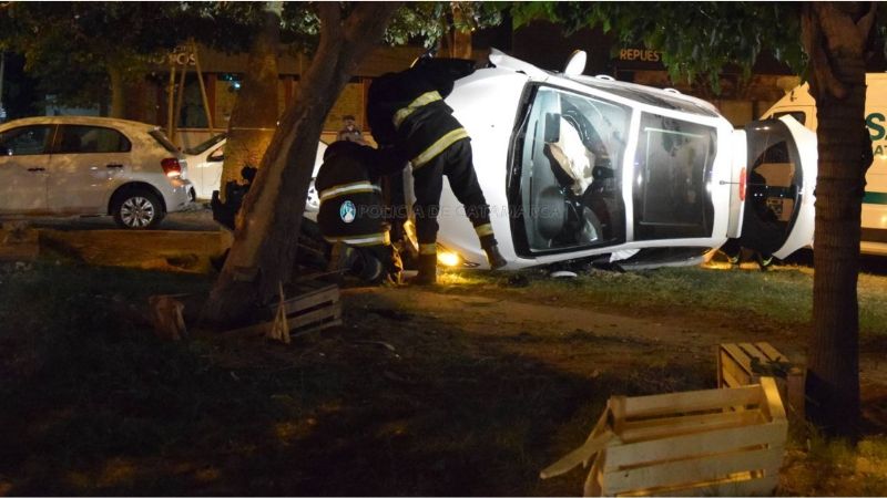 Tremendo vuelco en Av. Belgrano: rescataron al conductor