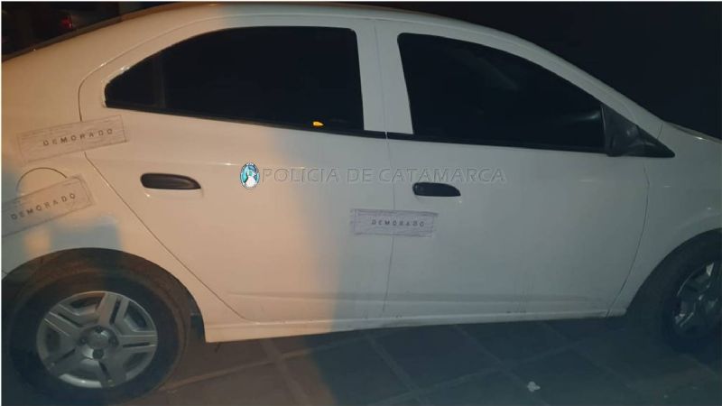 Arrestan a un hombre y secuestran un auto