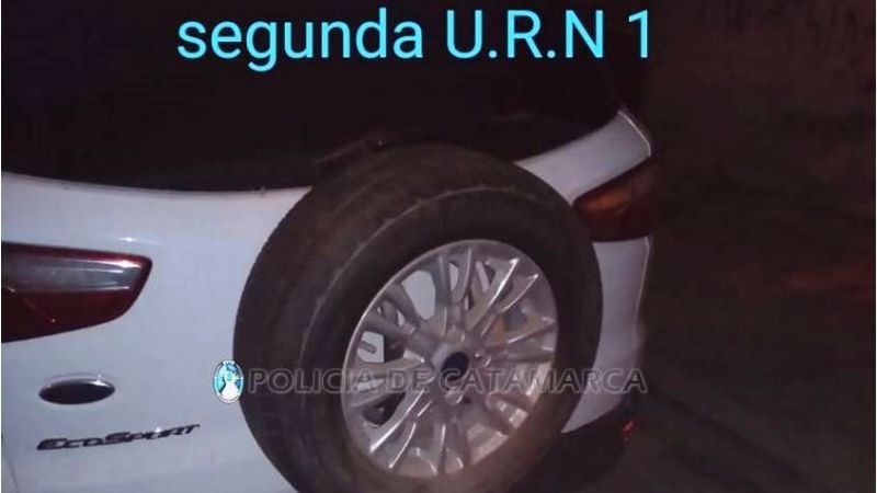 Intentó robar una rueda de auxilio y abrir un auto