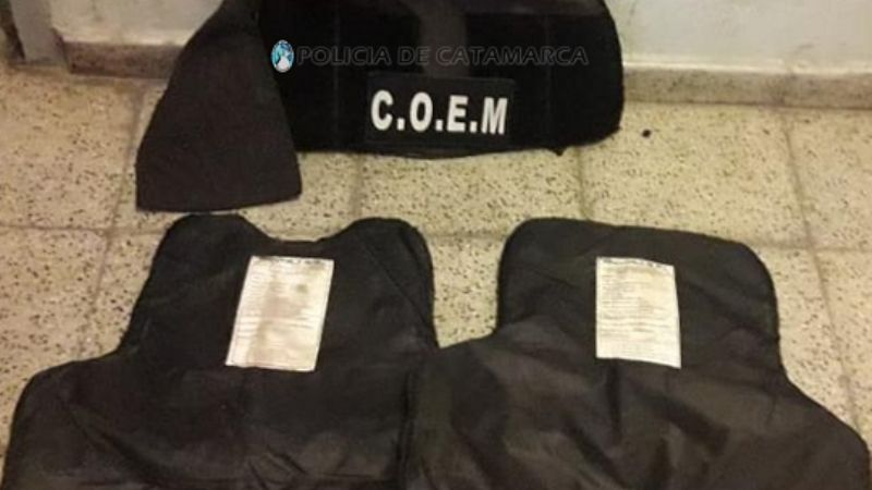 Circulaba sin permiso y con un chaleco antibalas