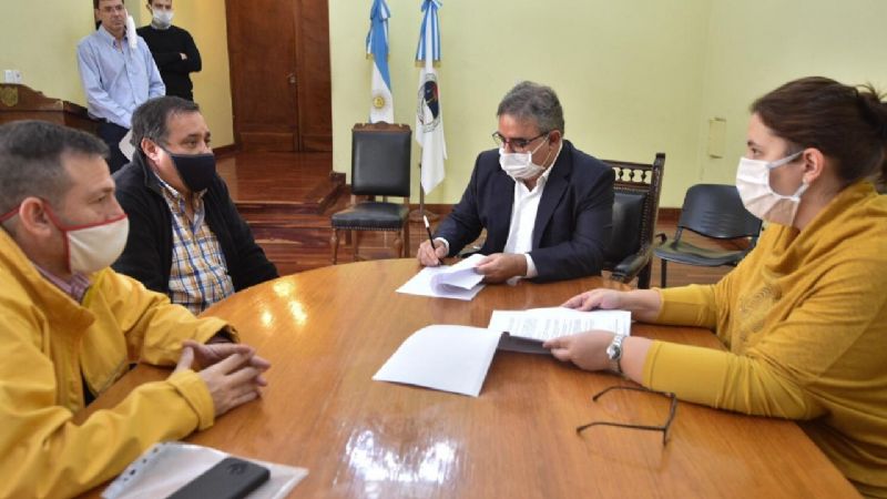 Raúl firmó convenio para control de protocolos de prevención