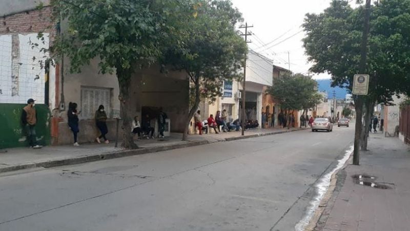 Interminable espera para cobrar el IFE