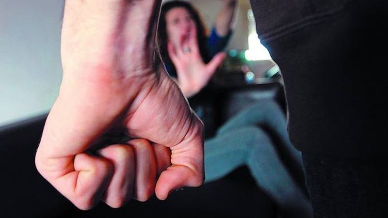 Golpeó a su pareja y amenazó de muerte a su hija