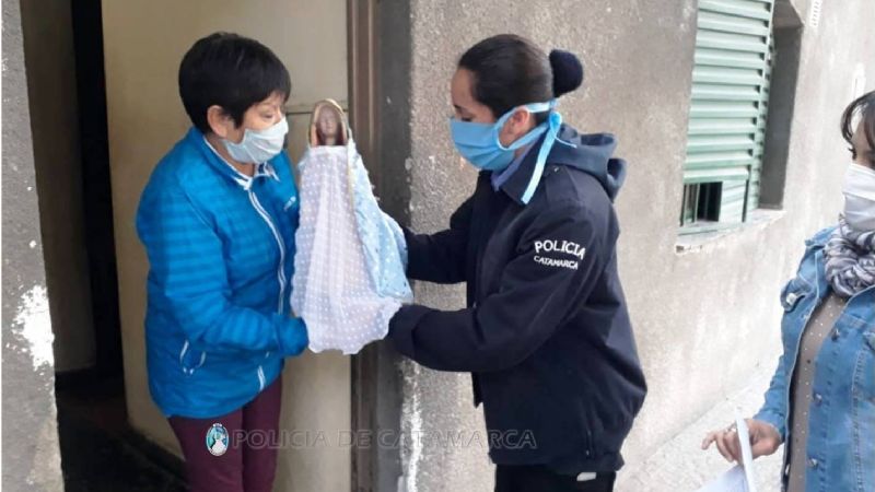 Policías acercan la Imagen de la Virgen del Valle a los vecinos