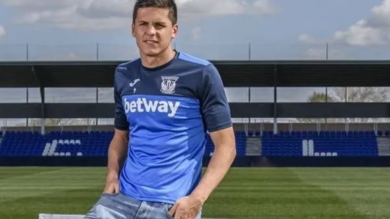 Riquelme llamó a un delantero que milita en Europa