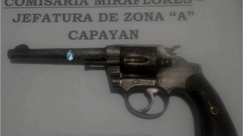 Amenazó con una pistola a un joven y se armó un desorden en la comisaría