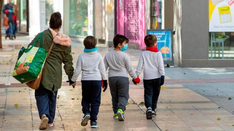 Autorizan a los menores de 12 años a hacer compras junto a uno de sus padres