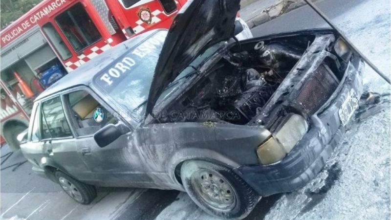 Un auto se prendió fuego