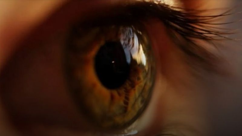 ¿Por qué late el ojo a veces y qué significa?