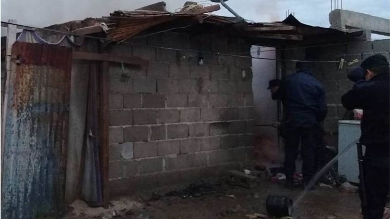 Un incendio consumió una precaria vivienda