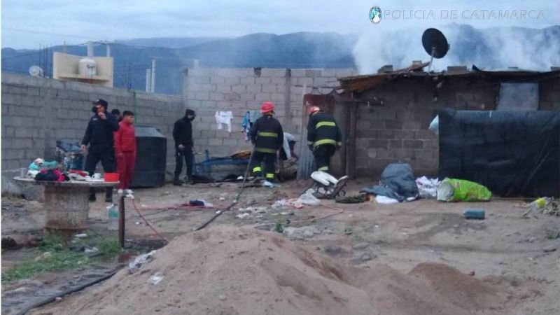 Un incendio consumió una precaria vivienda
