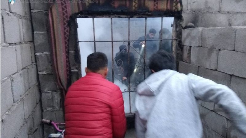 Un incendio consumió una precaria vivienda