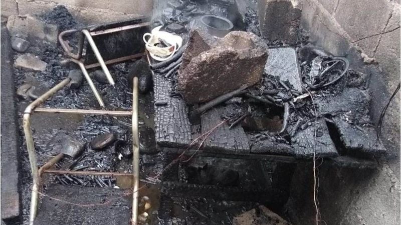 Un incendio consumió una precaria vivienda