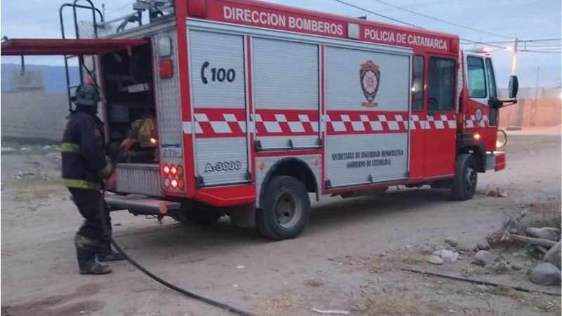 Un incendio consumió una precaria vivienda