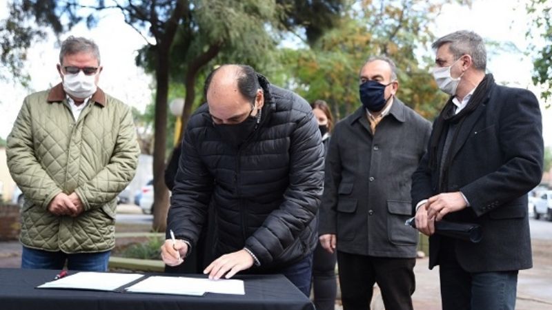 Saadi entregó sus escrituras a vecinos de San José Obrero