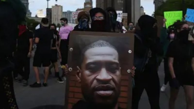 Floyd murió por “asfixia debido a la compresión de espalda y cuello”